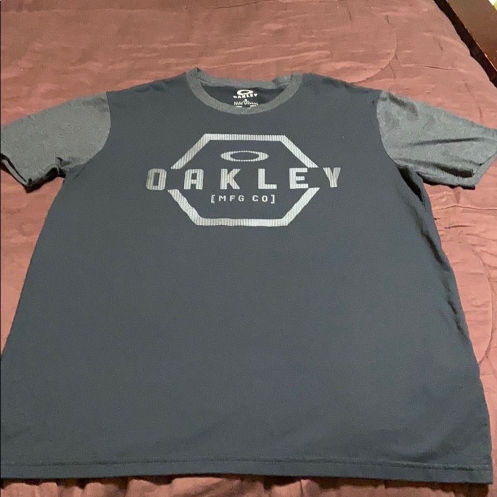Men’s Pullover Tee by Oakley for Buckle. EUC!